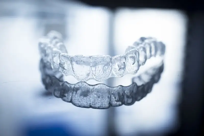 Czym się różni Clear Aligner od Invisalign?