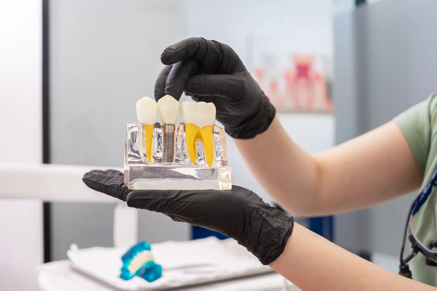 Czy leczenie kanałowe pod mikroskopem boli?