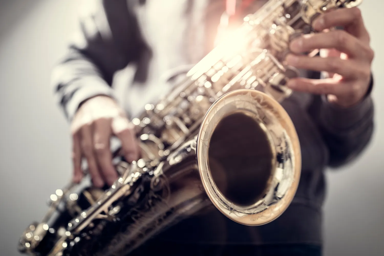 Jak się bawią ludzie saksofon?